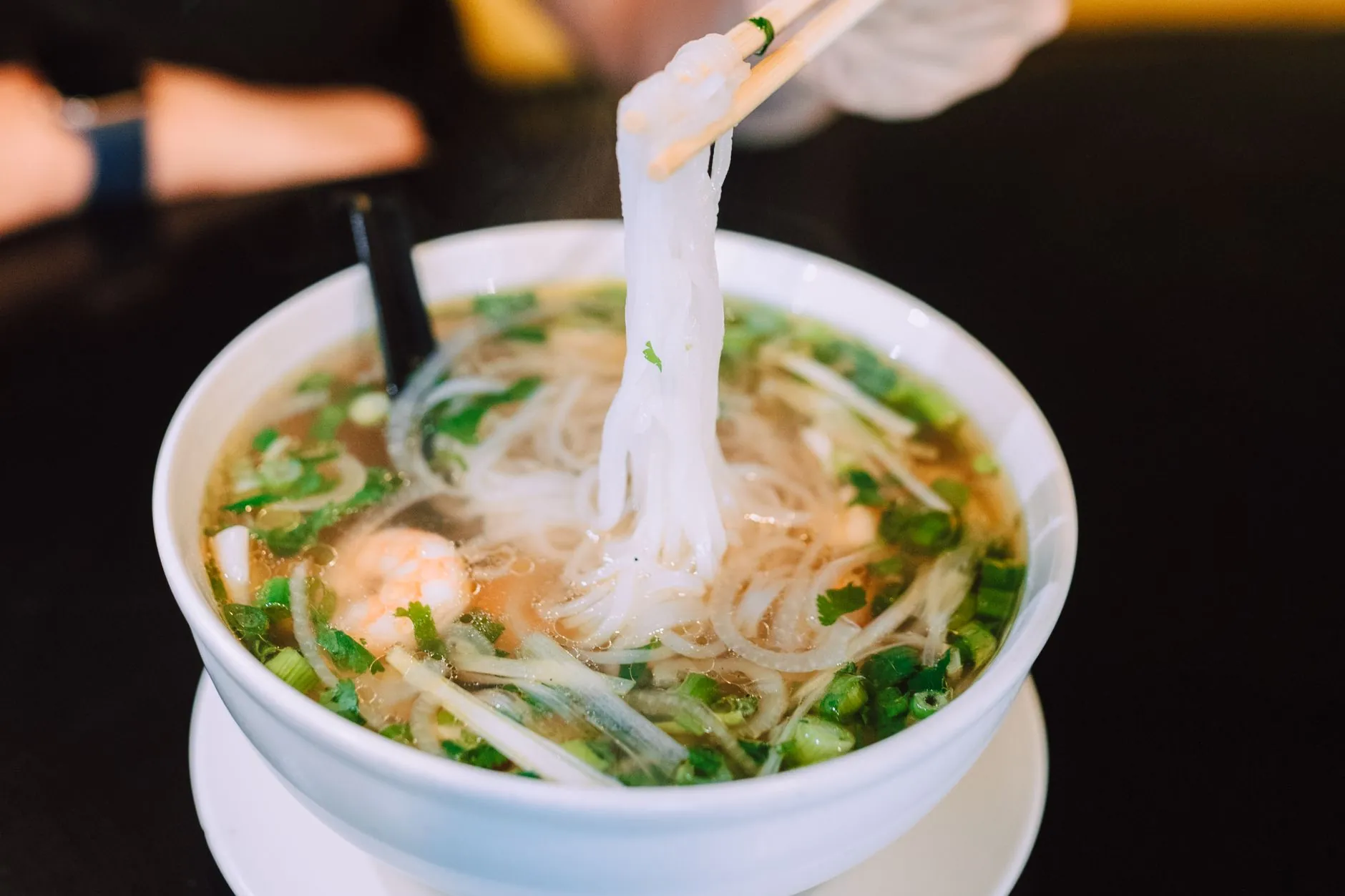猴头菇与蓝莓干的营养成分对比及其在膳食中的应用研究